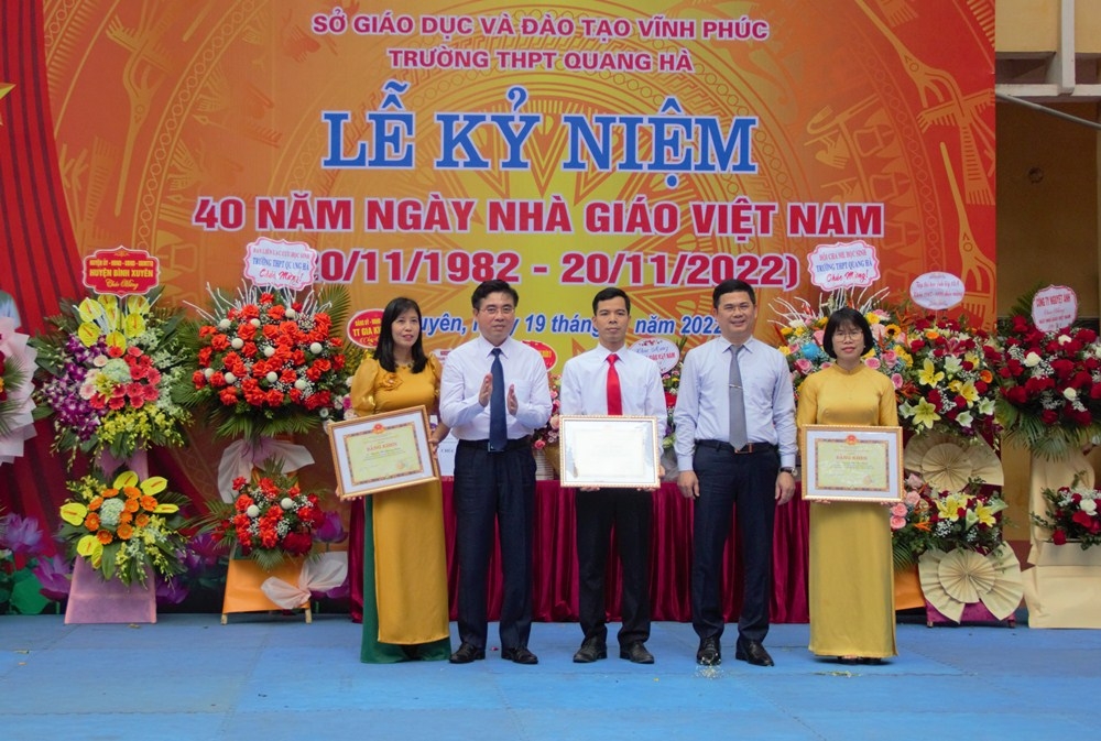 Vĩnh Phúc: Lãnh đạo huyện Bình Xuyên chúc mừng các trường nhân kỷ niệm 40 năm ngày Nhà giáo Việt Nam 20/11