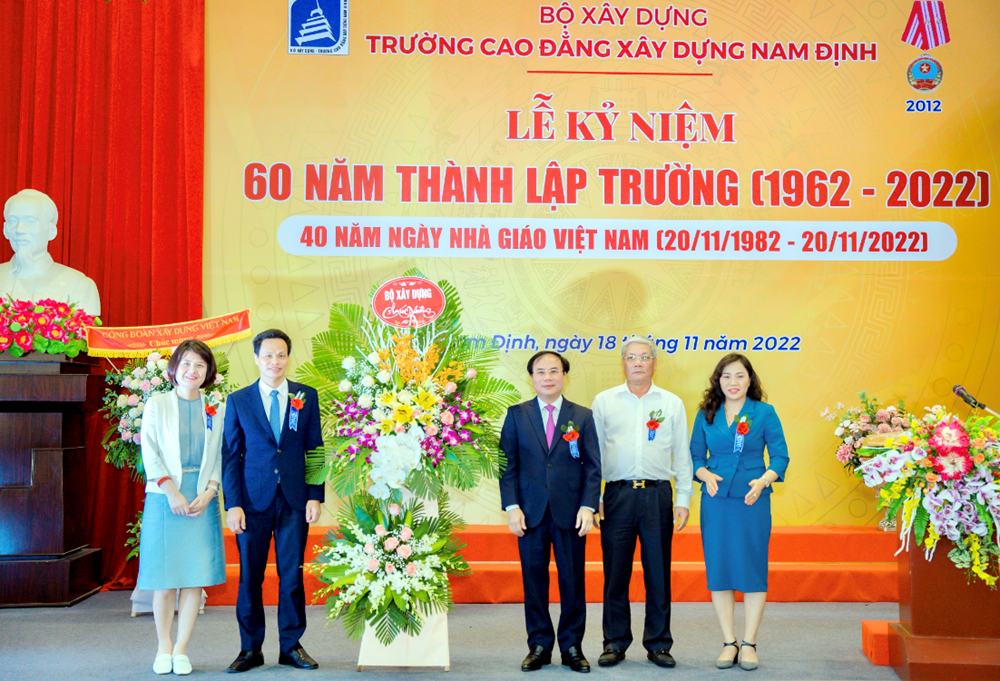 Thứ trưởng Bộ Xây dựng Nguyễn Văn Sinh chúc mừng 60 năm thành lập Trường Cao đẳng Xây dựng Nam Định