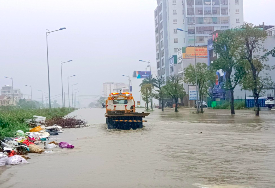 Nghệ An: Mưa trắng trời, hàng loạt tuyến phố tại thành phố Vinh bị ngập úng nghiêm trọng