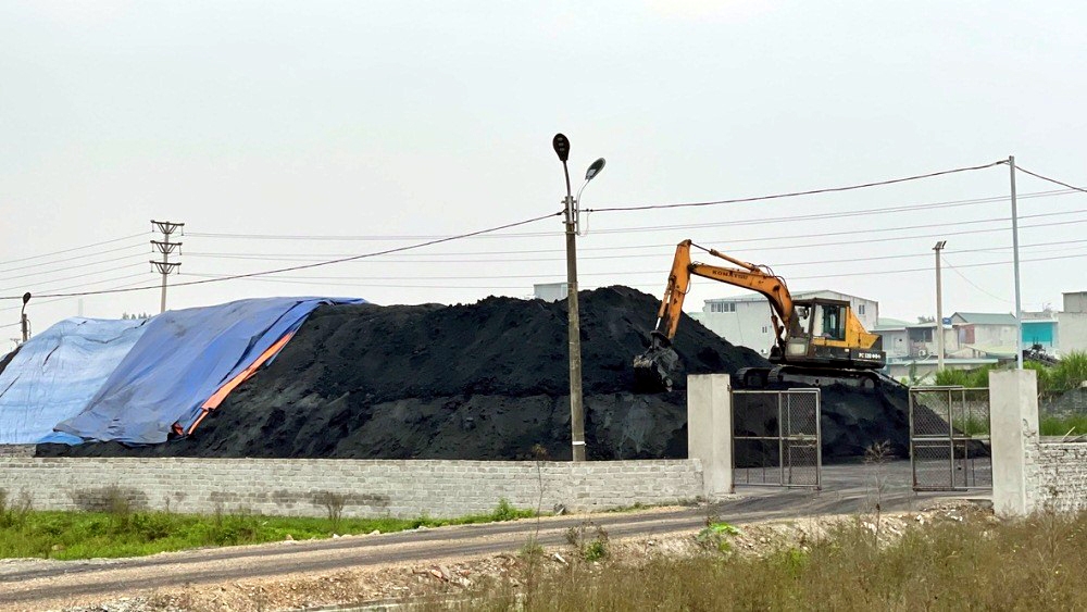 Yên Khánh (Ninh Bình): Bãi tập kết than trái phép sát khu dân cư