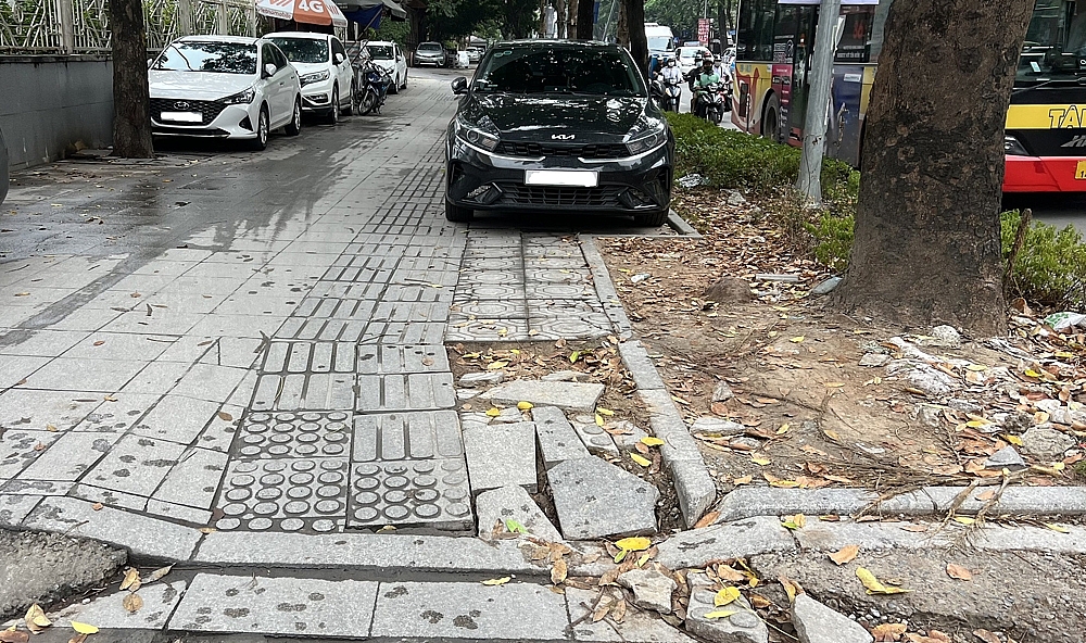 Hà Nội: Cơ quan chuyên môn lý giải việc đá lát vỉa hè tuổi thọ 70 năm nhanh chóng xuống cấp