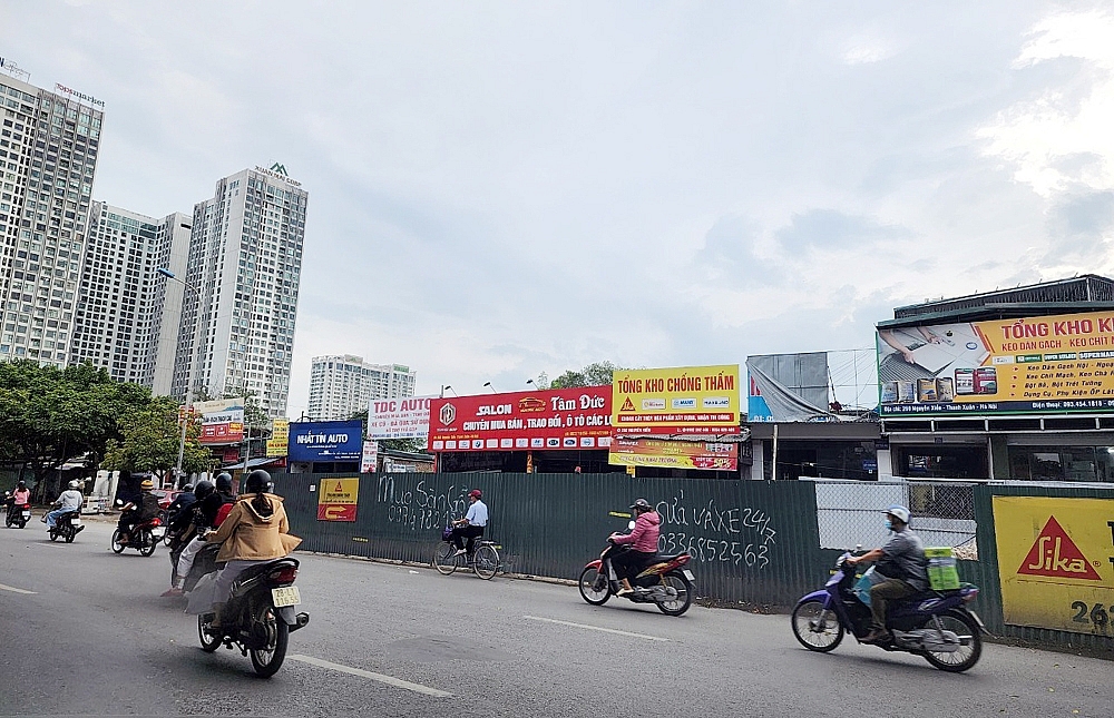 Hà Nội: Cận cảnh loạt ki-ốt, bãi xe  trái phép mọc dọc đường Nguyễn Xiển