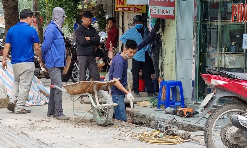 Giám đốc Sở Xây dựng Hà Nội lý giải nguyên nhân đá vỉa hè vỡ, hỏng