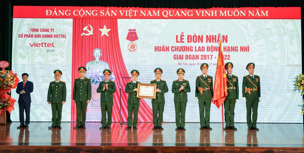 Viettel Post vinh dự đón nhận Huân chương Lao động hạng Nhì