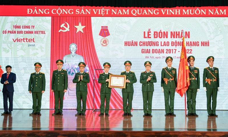 Viettel Post vinh dự đón nhận Huân chương Lao động hạng Nhì