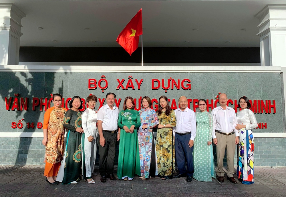 Tung bay tà áo dài