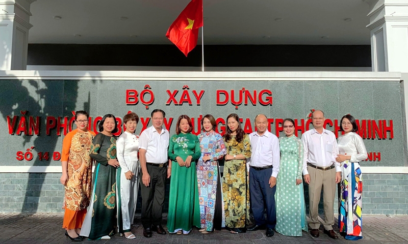 Tung bay tà áo dài