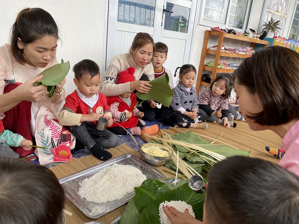 Thanh Oai (Hà Nội): Trường mầm non Kim Thư tổ chức cho trẻ hoạt động trải nghiệm Gói bánh chưng chào xuân Quý Mão năm 2023