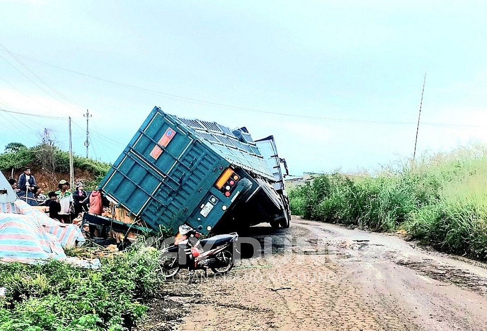 Đắk Lắk: Người dân “kêu trời” vì đường liên xã xuống cấp nghiêm trọng