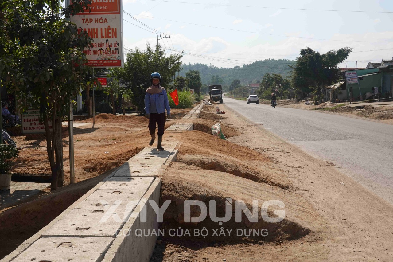 Bình Định: Chuyện lạ về mương thoát nước QL.19 cao hơn nhà dân trên 1m