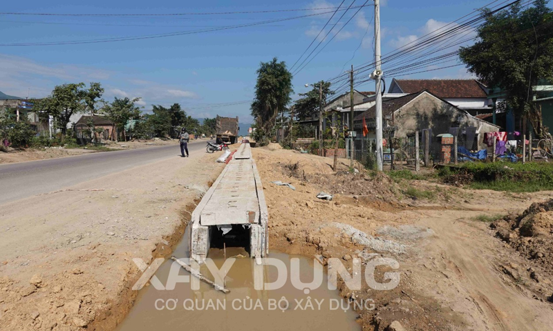 Bình Định: Chuyện lạ về mương thoát nước QL.19 cao hơn nhà dân trên 1m