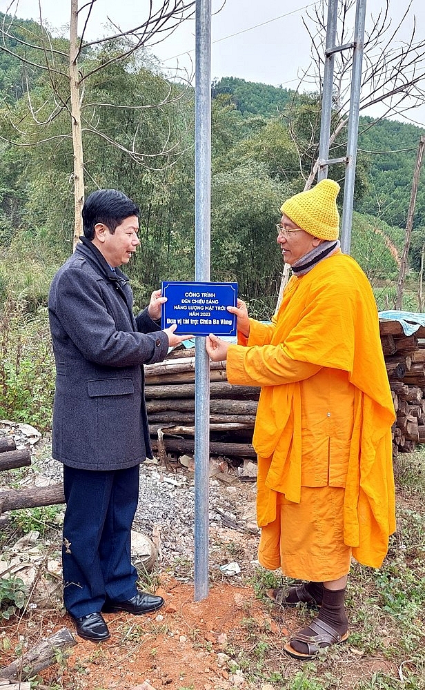 Quảng Ninh: Chùa Ba Vàng tặng hệ thống đèn điện mặt trời cho khe bản Ba Chẽ