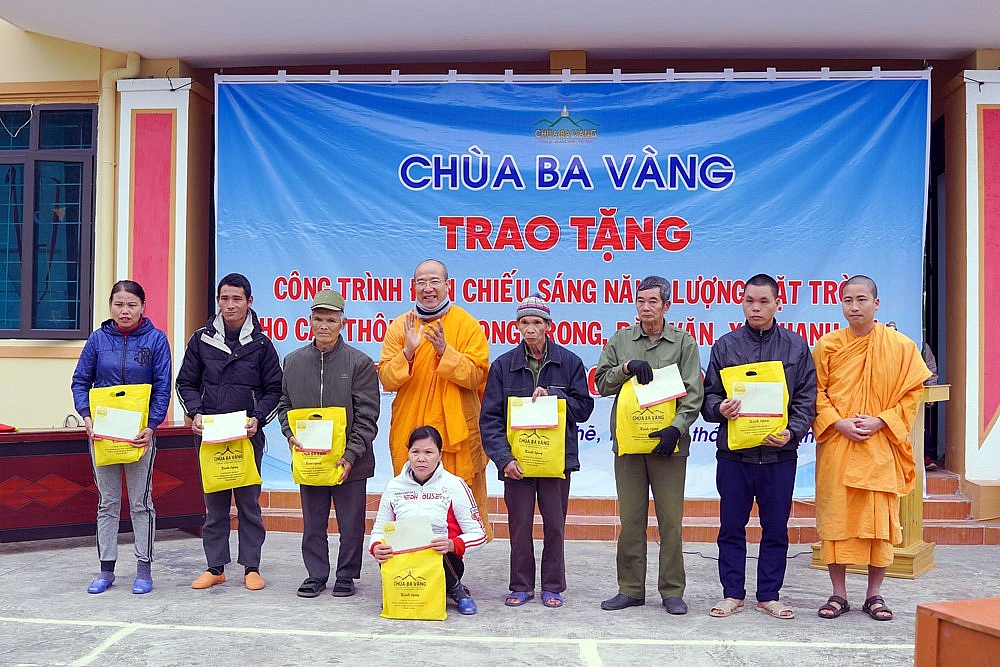 Quảng Ninh: Chùa Ba Vàng tặng hệ thống đèn điện mặt trời cho khe bản Ba Chẽ