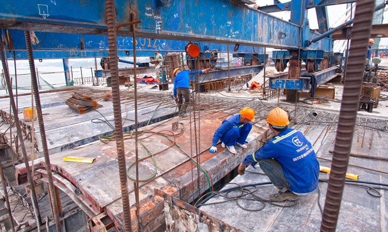 Vĩnh Phúc: Không khí lao động nhộn nhịp đầu Xuân Quý Mão trên các công trình xây dựng