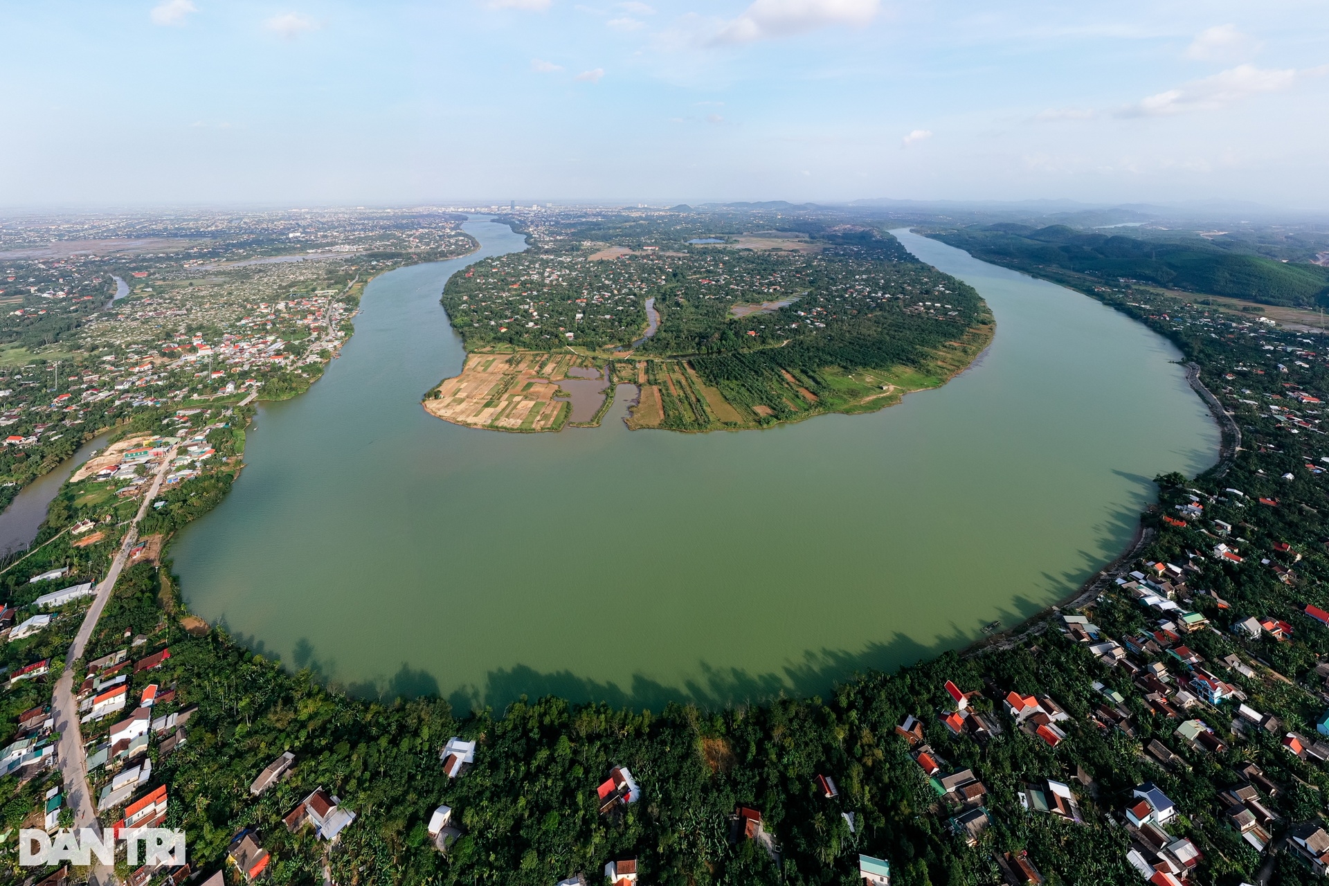 Nét thơ mộng trường tồn của dòng sông di sản chảy qua thành phố Huế