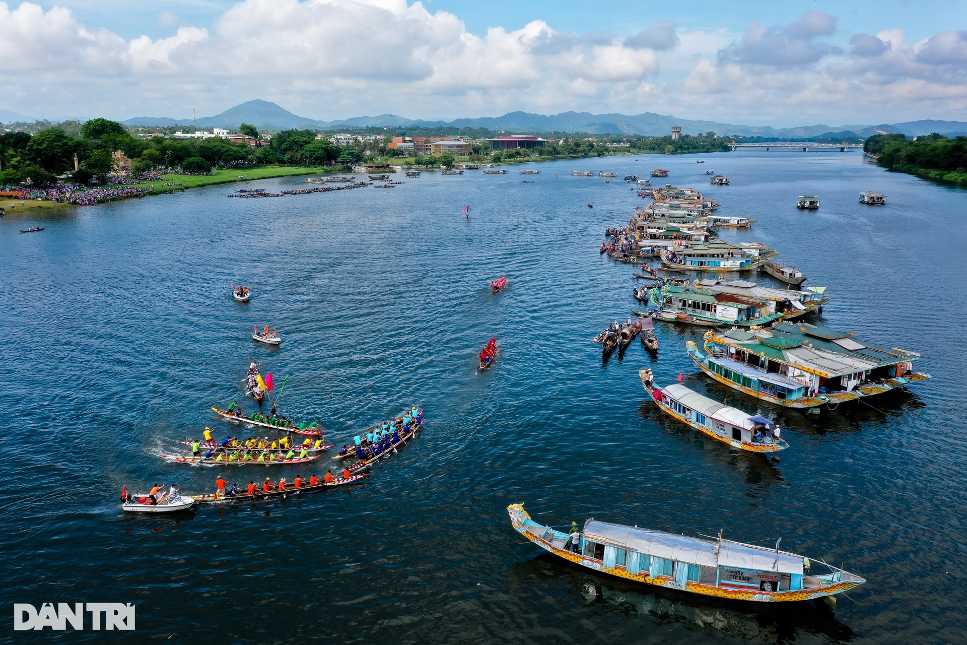Nét thơ mộng trường tồn của dòng sông di sản chảy qua thành phố Huế
