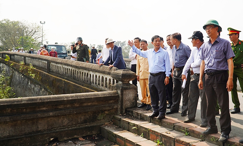 Lấy ý kiến người dân về phương án xây dựng cầu gỗ để đi vào Đại nội Huế