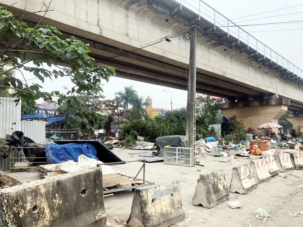 Hà Nội: Gầm cầu Thăng Long đang bị “xẻ thịt” cho thuê làm kho, bãi tập kết phế liệu