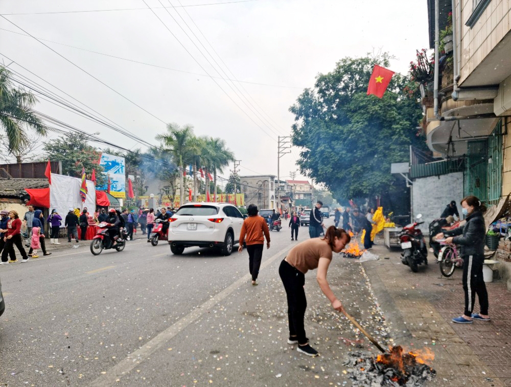 Quảng Ninh: Hiểm họa từ việc đốt vàng mã trên đường phố