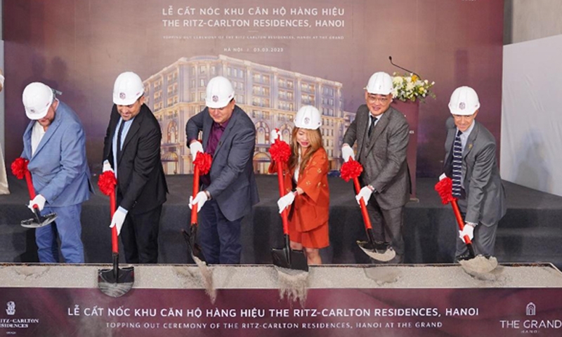 Khu căn hộ hàng hiệu The Ritz-Carlton Residences chính thức cất nóc