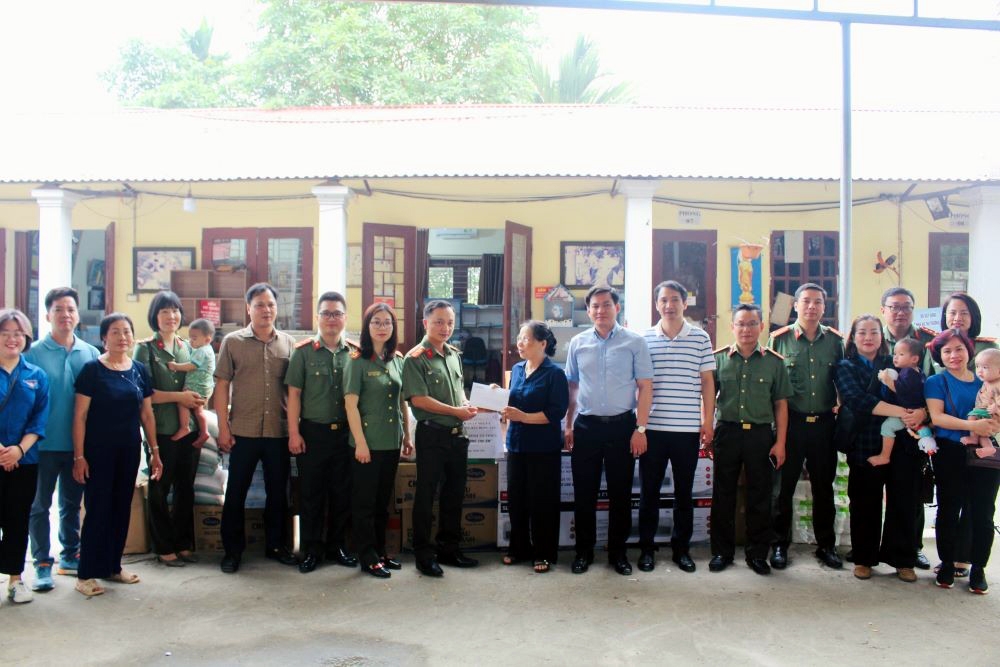 Cục Quản lý nhà và thị trường bất động sản tổ chức chương trình thiện nguyện “Yêu thương cho em” tại chùa Thiên Hương