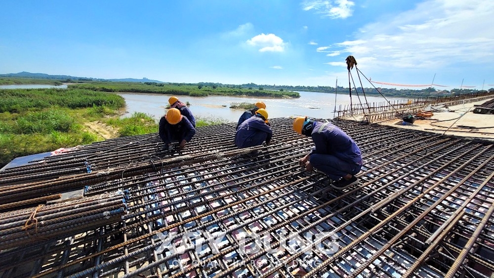 Huy động cẩu trăm tấn lắp đặt phiến dầm “khủng” giữa sông Trà Khúc