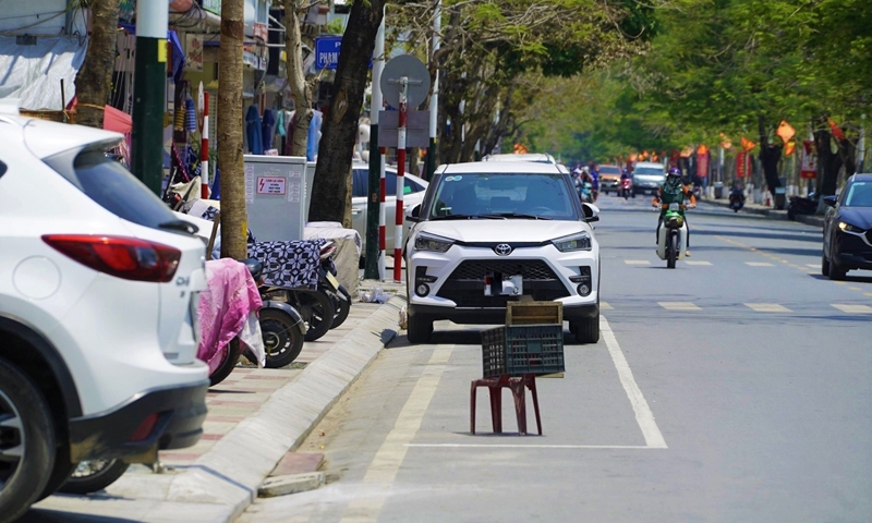 Hải Phòng yêu cầu xử lý nghiêm việc đặt vật cản dưới lòng đường, vỉa hè