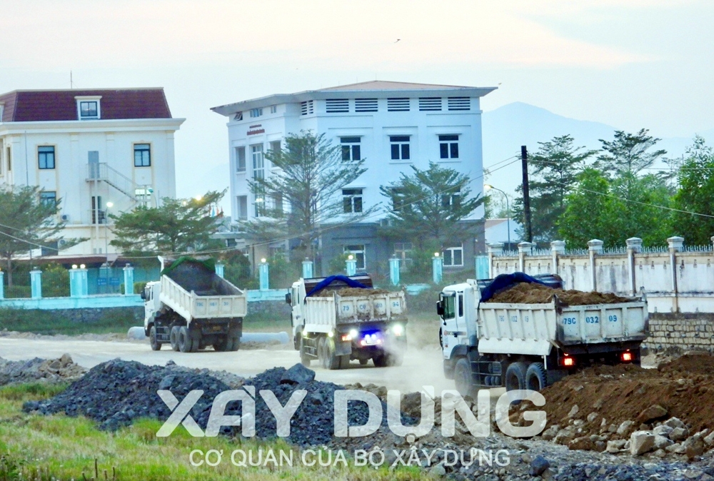 Khánh Hòa: Công ty Khánh Vĩnh tiếp tục chạy tiến độ san lấp dự án đường gom dọc Quốc lộ 27C