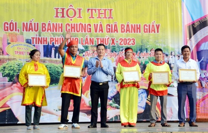 Giỗ tổ Hùng Vương năm 2023: Sôi nổi Hội thi gói, nấu bánh chưng, giã bánh giầy