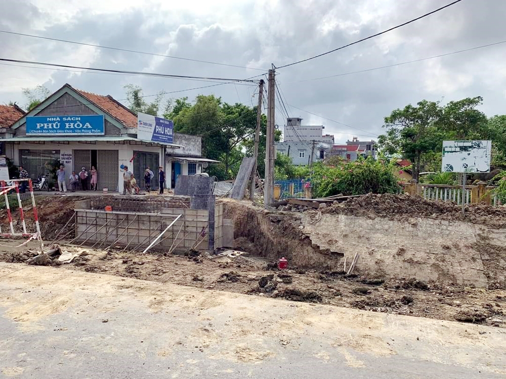 Phú Yên: Thi công cầu dân sinh bị sạt lở đất khiến một phụ nữ tử vong