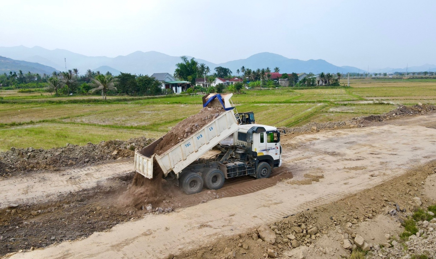 Công ty Cổ phần Quản lý và Xây dựng đường bộ Khánh Hòa gian dối khi thi công dự án đường gom dọc Quốc lộ 27C