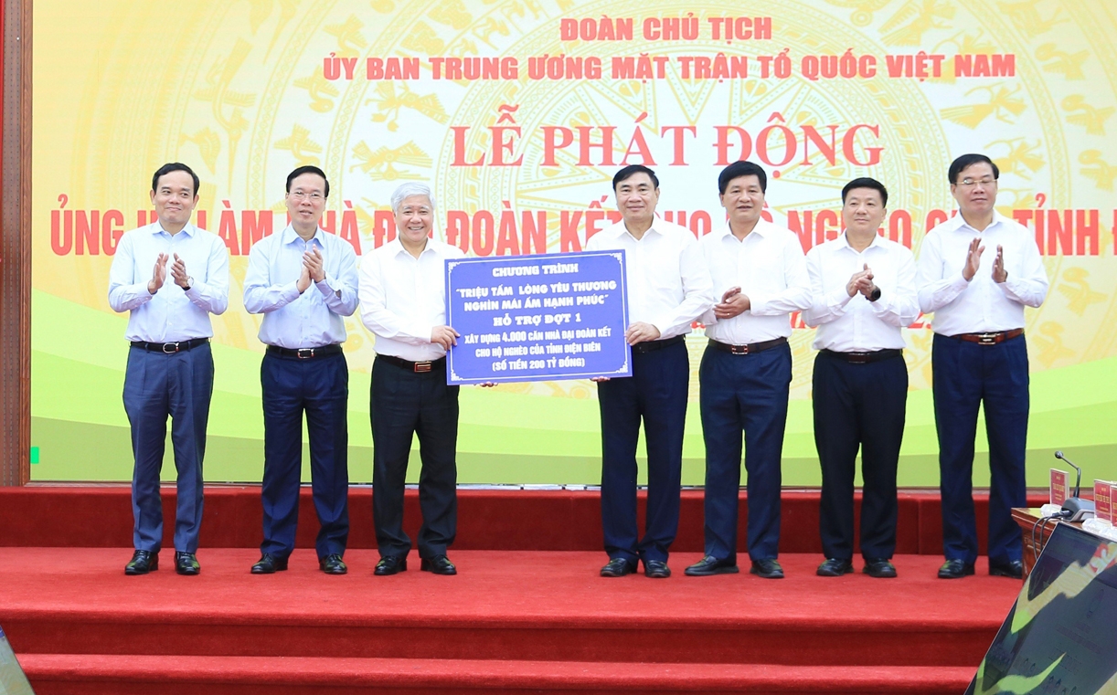 Chủ tịch nước dự lễ phát động ủng hộ làm nhà Đại đoàn kết ở Điện Biên