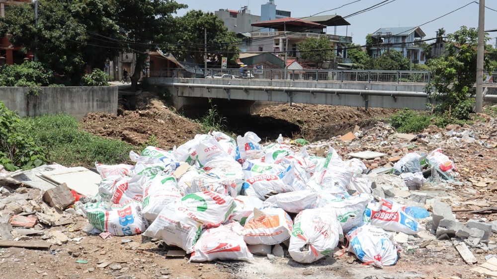 Mương “chết” giữa lòng Thủ đô - Mối nguy hại trực tiếp tới sức khỏe của người dân