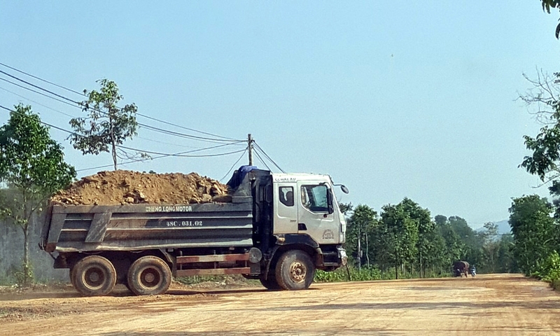 Đắk Nông: Dự án Khu dân cư tổ dân phố 3, dàn “trâu sắt” náo loạn đường dân sinh