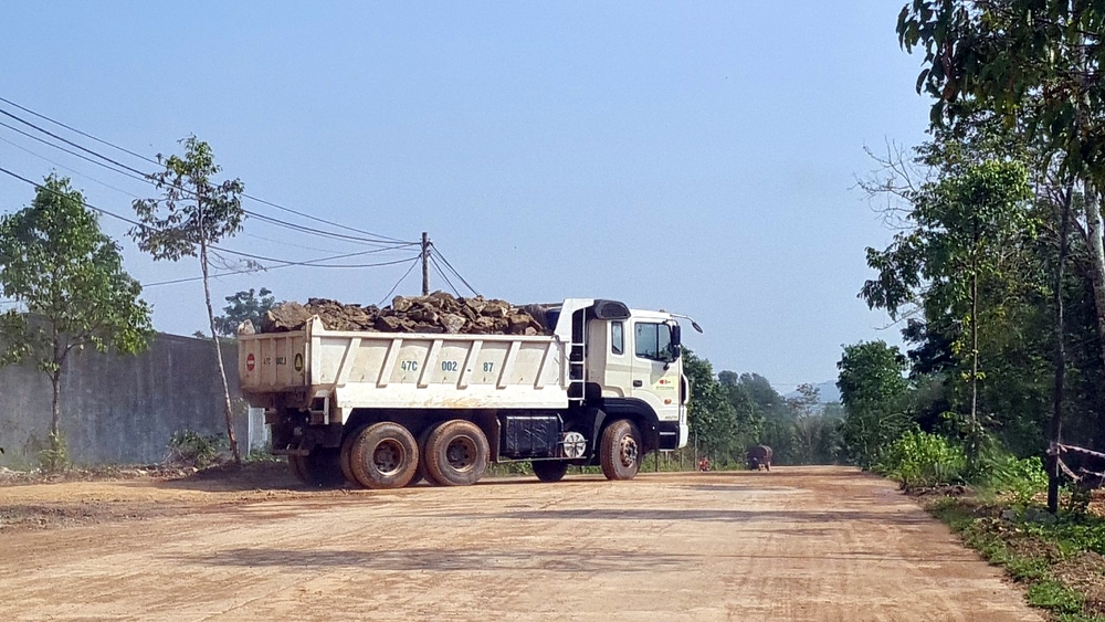 Đắk Nông: Dự án Khu dân cư tổ dân phố 3, dàn “trâu sắt” náo loạn đường dân sinh