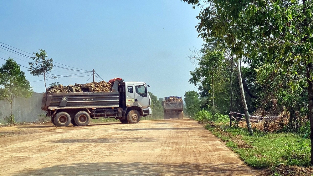 Đắk Nông: Dự án Khu dân cư tổ dân phố 3, dàn “trâu sắt” náo loạn đường dân sinh