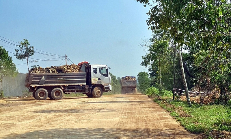 Đắk Nông: Dự án Khu dân cư tổ dân phố 3, dàn “trâu sắt” náo loạn đường dân sinh