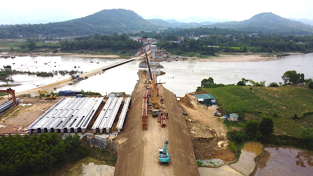 Quảng Ngãi: Cầu trăm tỷ vượt sông dần thành hình