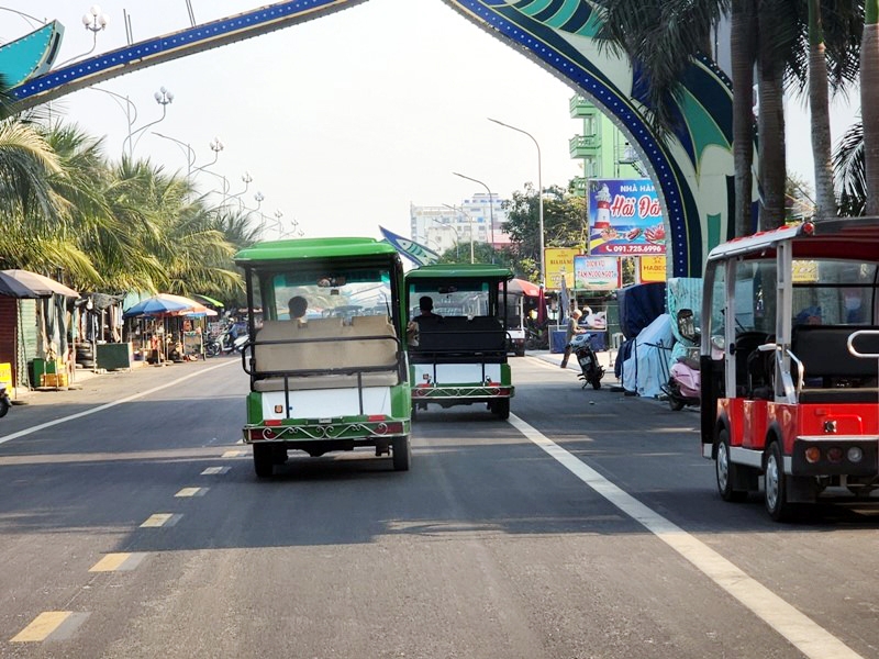 Hoằng Hóa (Thanh Hóa): Xe điện tại Khu du lịch biển Hải Tiến hoạt động “bát nháo” tiềm ẩn nguy cơ tai nạn giao thông