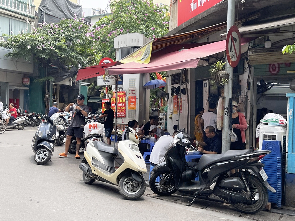 Hà Nội: Vỉa hè, lòng đường bị tái chiếm hàng ngày, chưa xử lý dứt điểm