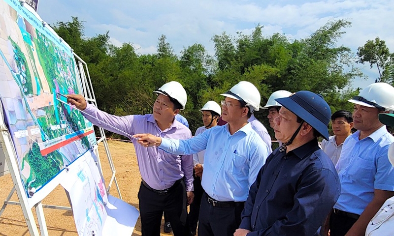 Chủ tịch UBND tỉnh Quảng Ngãi thị sát, kiểm tra tiến độ giải phóng mặt bằng các dự án lớn