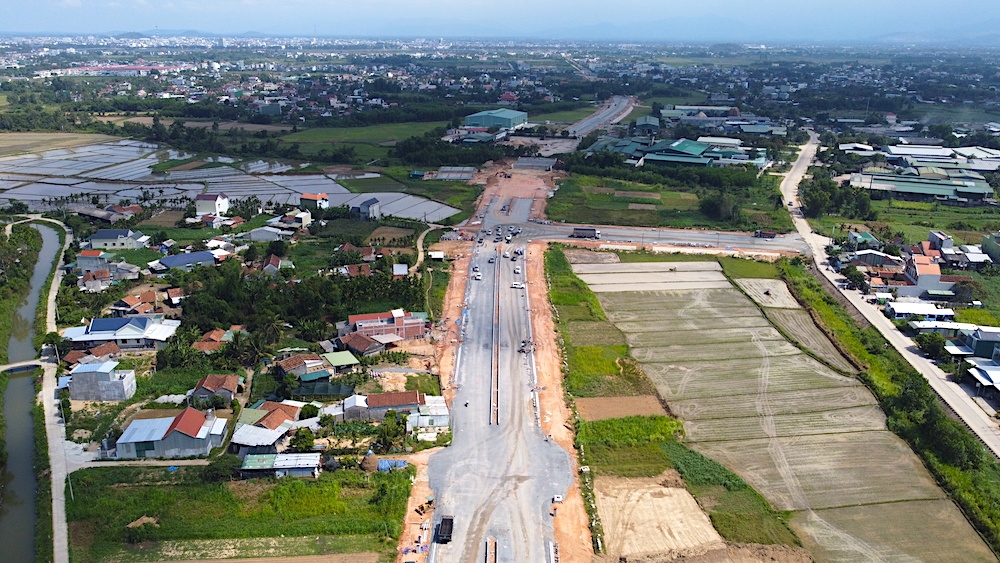 Chủ tịch UBND tỉnh Quảng Ngãi thị sát, kiểm tra tiến độ giải phóng mặt bằng các dự án lớn