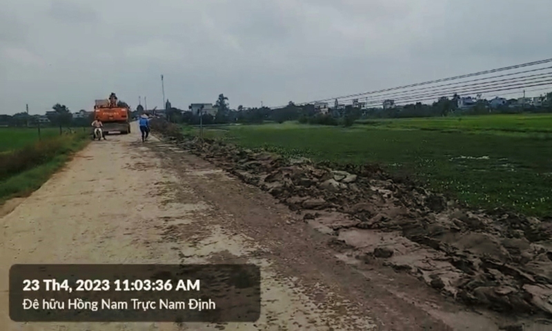Nam Định: Tu bổ đê bằng đất... bùn?