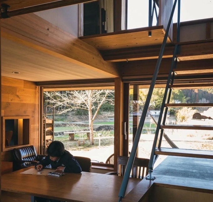 Vợ chồng người Nhật mua đất hoang, dựng nhà gỗ sống ở ẩn như mơ
