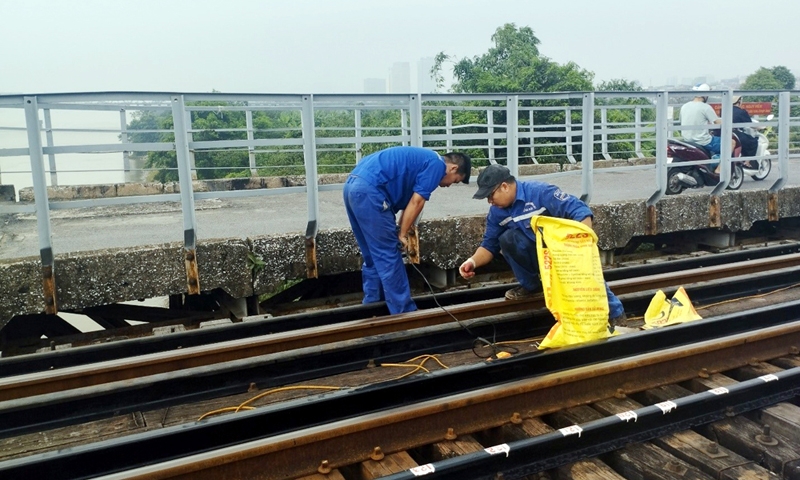 Hà Nội: Cận cảnh công nhân đường sắt “đội nắng” duy tu cầu Long Biên