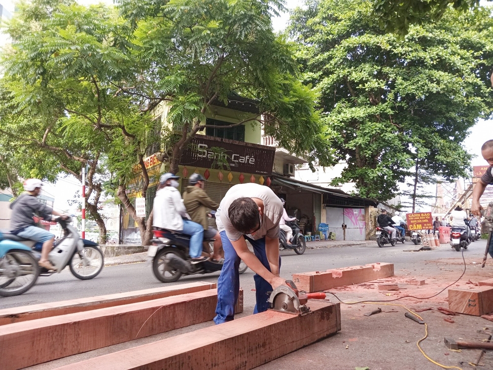 Hà Nội: Cận cảnh công nhân đường sắt “đội nắng” duy tu cầu Long Biên