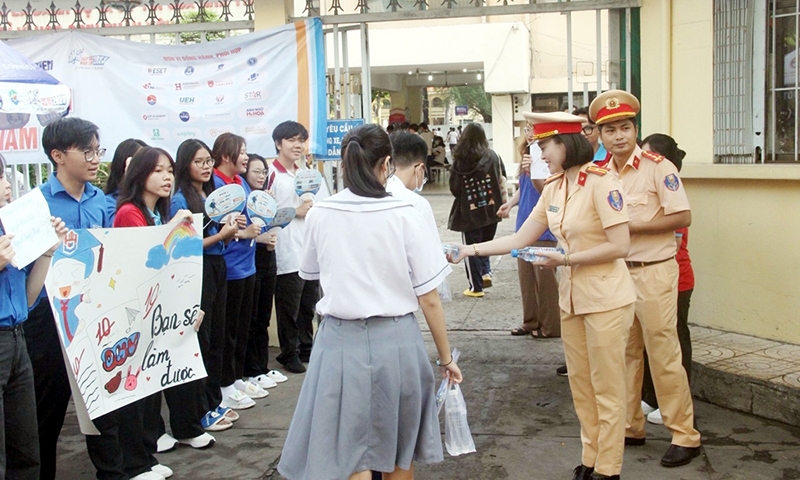 Thành phố Hồ Chí Minh: Hình ảnh đẹp của CSGT tại các điểm thi tốt nghiệp THPT