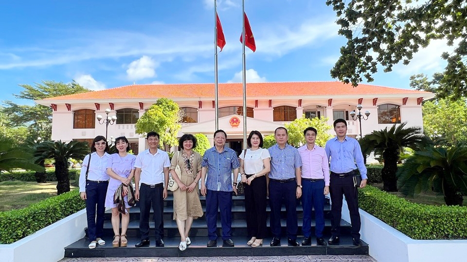 Đoàn công tác của Báo Xây dựng làm việc tại huyện Côn Đảo