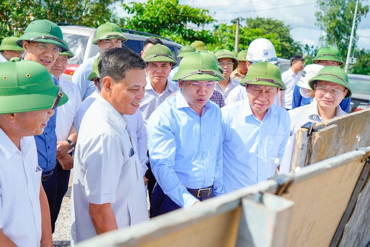 Kiểm tra tiến độ triển khai các dự án cầu đường bộ chiến lược kết nối giữa Hải Phòng và Quảng Ninh