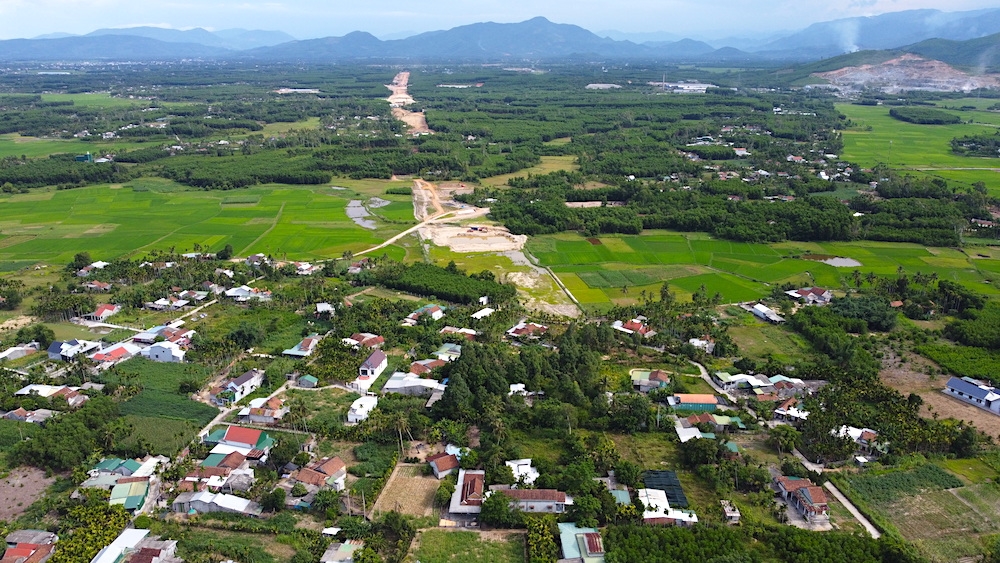 Nông dân Quảng Ngãi chủ động tháo dỡ nhà cửa, nhường đất xây dựng cao tốc Bắc – Nam